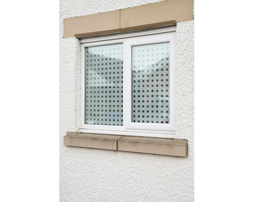 Biele okno so štvorcovou fóliou v obytnom dome