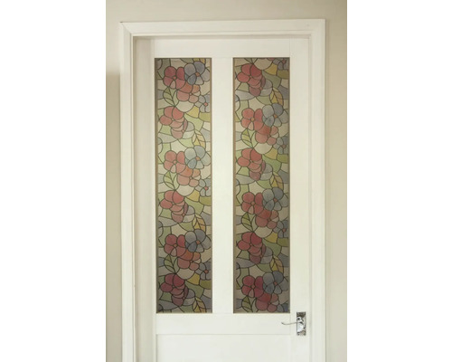 Biele dvere s kvetinovým skleneným dizajnom