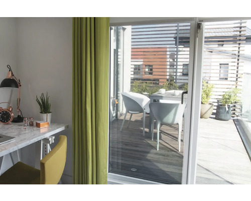 Svetlá izba s písacím stolom, stoličkou a závesom, výhľad na terasu so stolom a stoličkami