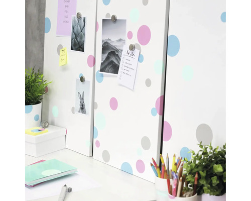 Dekoratívna magnetická tabuľa s kancelárskymi potrebami a farebnými bodkami v pracovni