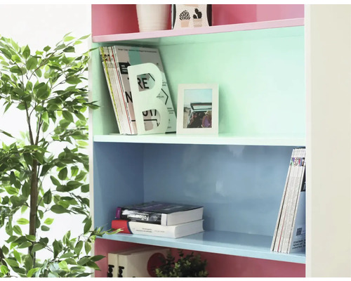 Regál s knihami a dekoráciami do obývacej izby