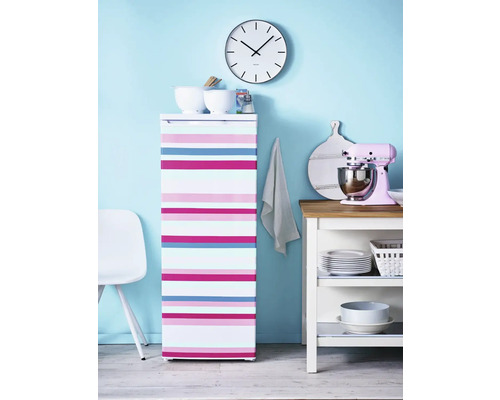 Kuchyňa s chladničkou, hodinami, mixérom a regálmi