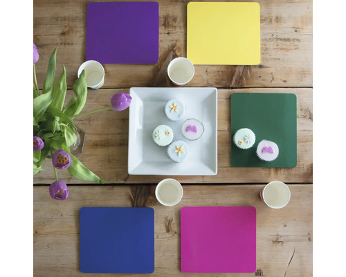 Ozdobený stôl s kvetmi, papierovými pohármi, podložkami a košíčkami