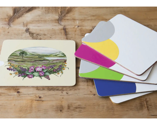 Prestierania s motívom krajiny a kruhu na drevenom stole