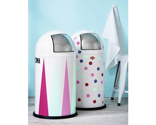 Dva biele odpadkové koše s rôznymi vzormi a zatláčacím vekom.