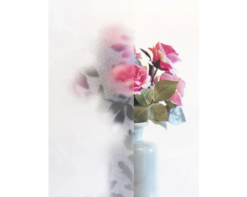 Fólia na ochranu súkromia s kvetinovým vzorom vedľa vázy s ružami