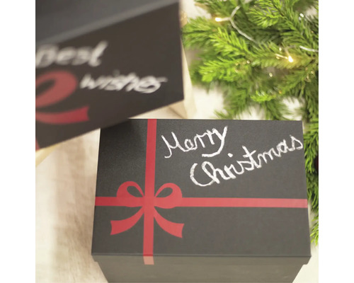 Dekoratívne darčekové krabice so stuhou a vianočnými odkazmi