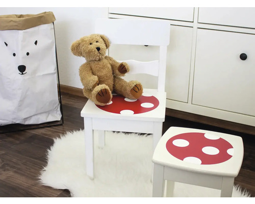 Detská izba so skladovacím vakom na medvedíka, detskou stoličkou a stoličkou s dizajnom muchotrávky.