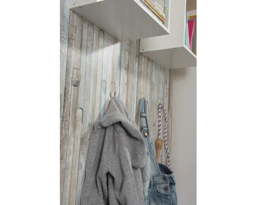 Dekoratívna izba s obkladom stien so vzhľadom dreva, háčiky na šaty a polica