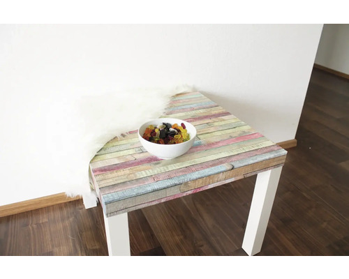 Stôl s dizajnom dreva a miskou sladkostí