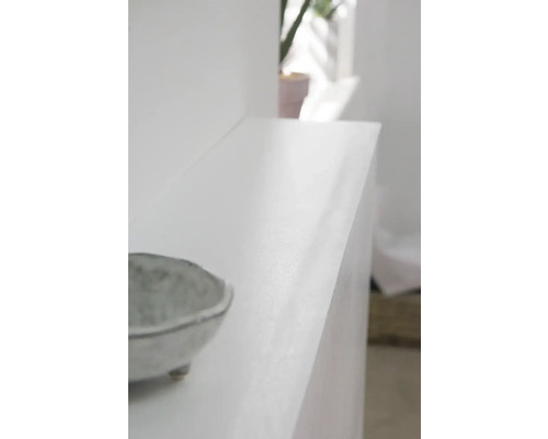 Detailný záber bielej komody s miskou na nej