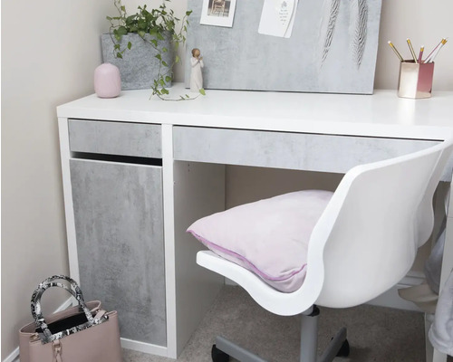 Pracovňa so stolom, kancelárskou stoličkou a dekoráciou