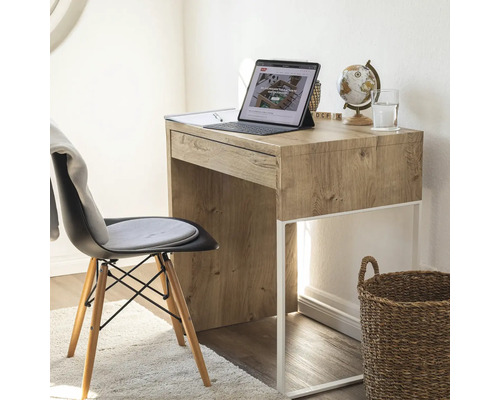 Svetlý pracovný priestor so stolom, stoličkou a dekoratívnymi prvkami pre produktívne prostredie