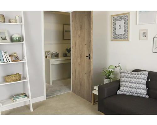 Interiérové dvere s dreveným dekorom vo svetlej obývacej izbe