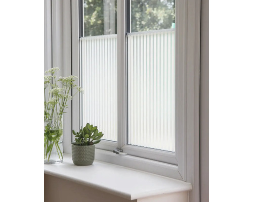 Okno s plisovanou roletou, dekoráciou a parapetom