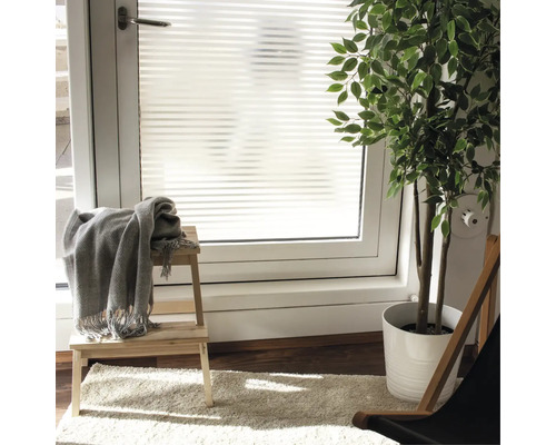 Dekoračná fólia s prúžkovaným vzorom na okne pre ochranu súkromia.