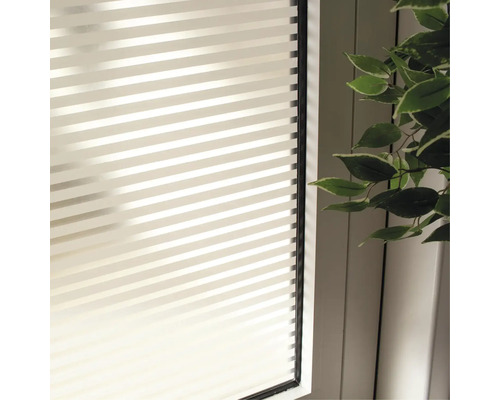 Okno s pruhovanou fóliou na ochranu súkromia