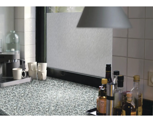 Kuchynská scéna s fóliou z mliečneho skla na okne pre väčšie súkromie