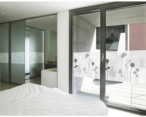 Spálňa s okennou fóliou s kvetinovým vzorom pre súkromie a dekoráciu