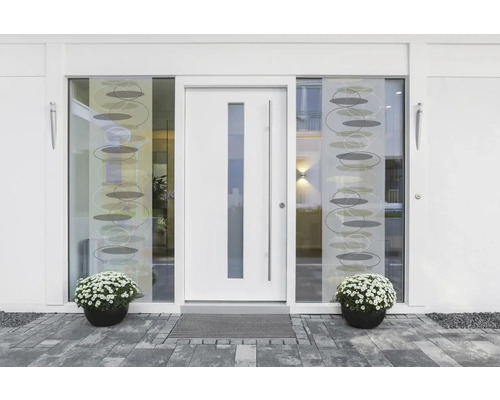 Biele vchodové dvere so skleneným prvkom a bočnými oknami s dekoratívnou fóliou
