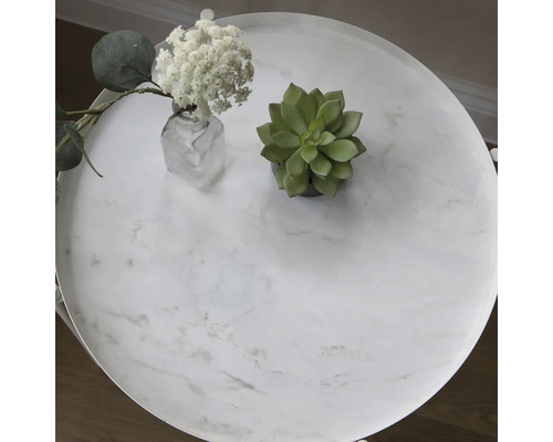 Okrúhly stôl s mramorovým vzhľadom, zdobený rastlinami a vázou.
