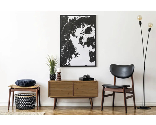 Obývacia izba s komodou, stoličkou, taburetkou, stojacou lampou a nástennou dekoráciou