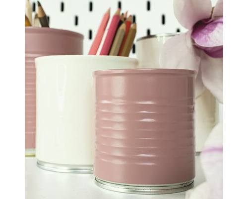 Dekoratívne kovové držiaky na ceruzky v rôznych farbách.