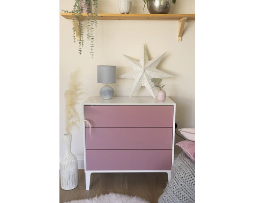 Komoda s tromi zásuvkami, stolná lampa a dekorácia