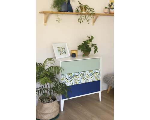 Komoda s tromi zásuvkami, dekoráciami a izbovými rastlinami