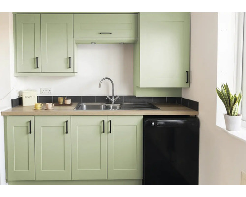 Svetlá kuchyňa s drezom, vodovodnou batériou, spodnými skrinkami, hornými skrinkami a čiernou chladničkou