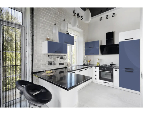 Moderná kuchyňa s kuchynským kútom, barovými stoličkami a veľkým úložným priestorom.