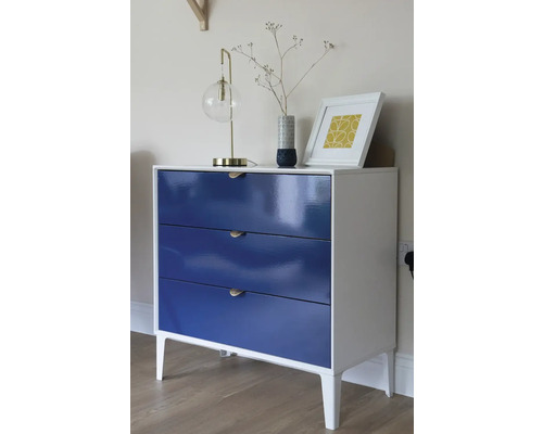 Komoda s tromi zásuvkami a dekoráciami navrchu