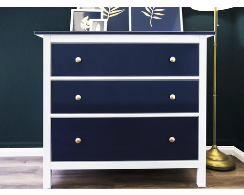 Komoda s tromi zásuvkami a zlatými úchytkami