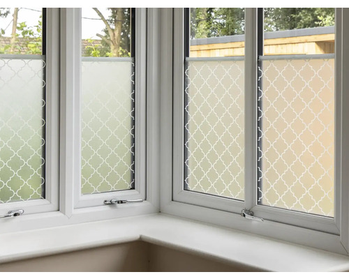 Okno s dekoratívnou okennou fóliou pre väčšie súkromie