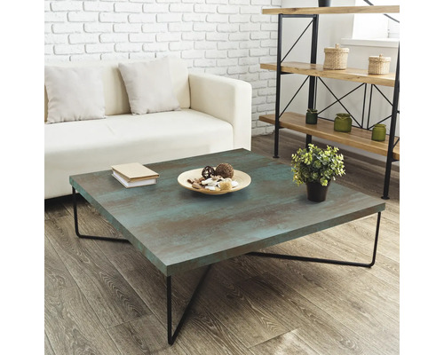 Obývacia izba s pohovkou, regálom a štvorcovým konferenčným stolíkom