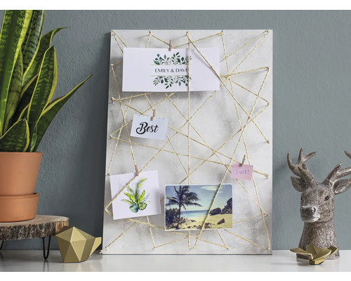 Dekoratívna nástenka so šnúrkou a fotografiami na stole