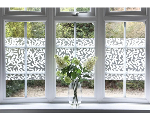 Dekoračná fólia s motívom listov na okne