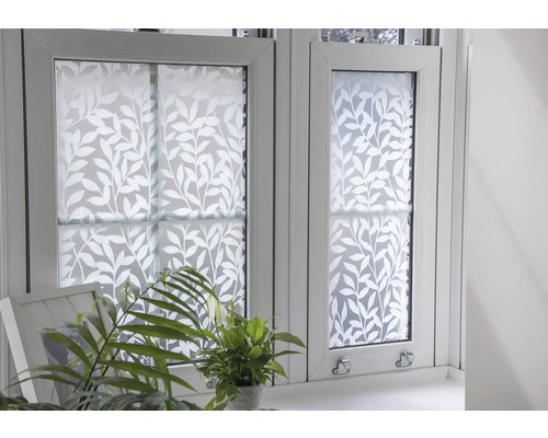 Okno s okennou fóliou s motívom listov