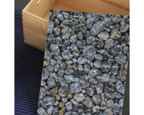 Dekoratívna doska s kamenným vzorom vedľa drevenej debny