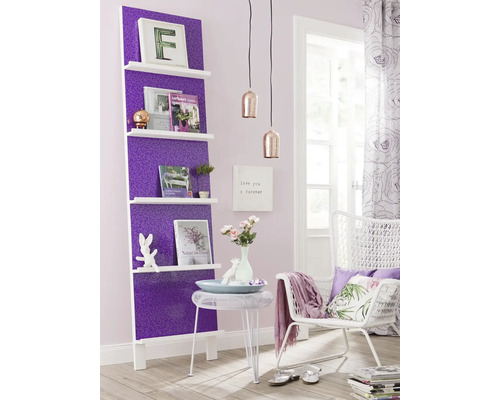 Dekoratívna izba s rebríkovou policou, príručným stolíkom a ratanovým kreslom vo svetlom prostredí