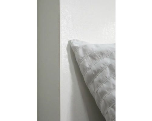 Detailný záber bieleho ozdobného vankúša so stehovaným vzorom