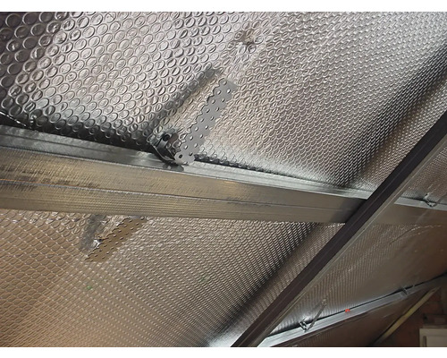 Izolácia podkrovia s parotesnou fóliou a spodnou konštrukciou