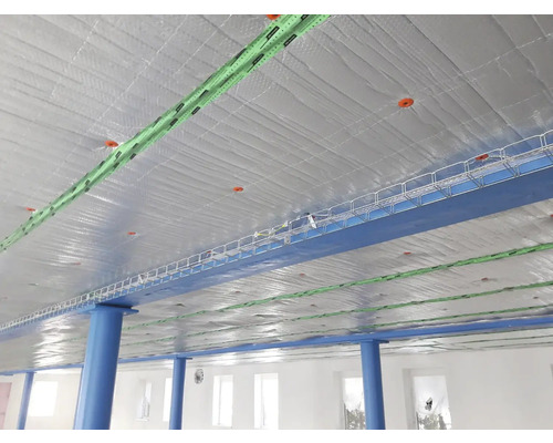 Strop s tepelnou izoláciou a inštalačnou rovinou v budove.