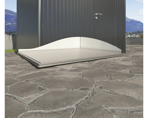 Kovový záhradný domček s podlahovou doskou na kamennej terase