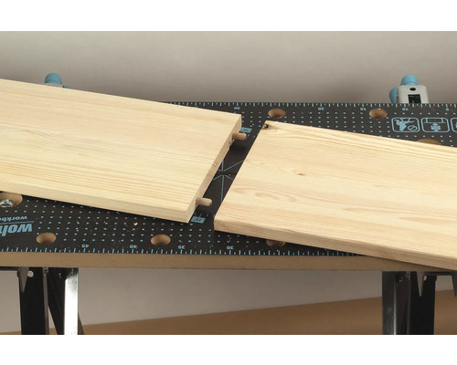 Drevená doska s kolíkmi na spojenie na pracovnom stole