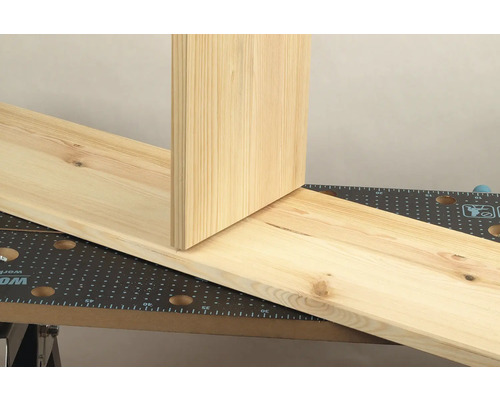 Dve drevené dosky na pracovnom stole