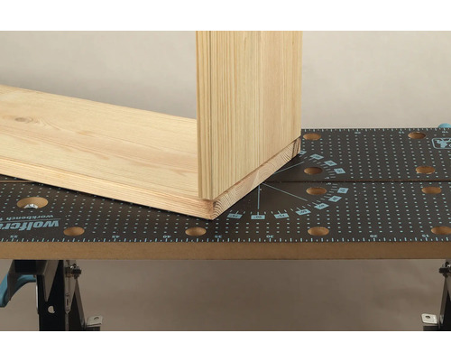 Pracovný stôl s dreveným obrobkom na spracovanie