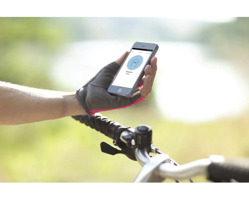 Osoba na bicykli drží smartfón s aplikáciou pre garážové vráta.