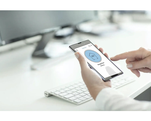 Osoba ovláda smartfón na ovládanie garážovej brány