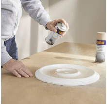 Osoba strieka ozdobný prvok sprejom Belton.